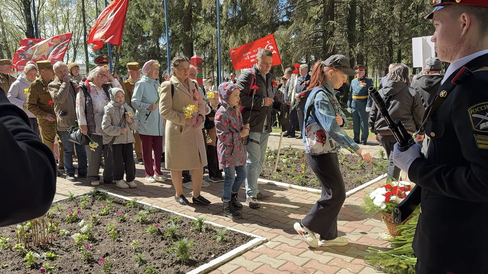Жители Советского района возложили живые цветы и гирлянду к памятнику «Никто не забыт, ничто не забы