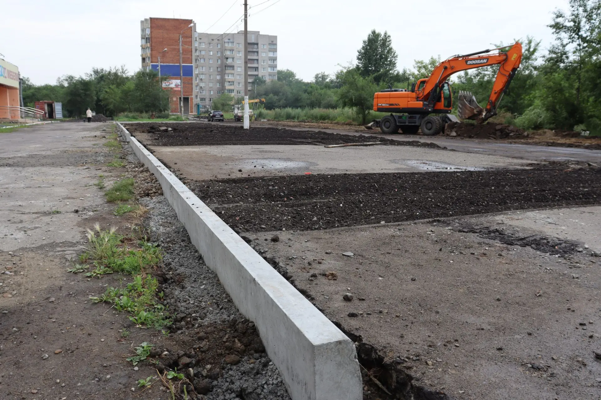 Продолжается ремонт внутриквартального проезда от пр. Первостроителей до дома № 43. Работы ведутся о