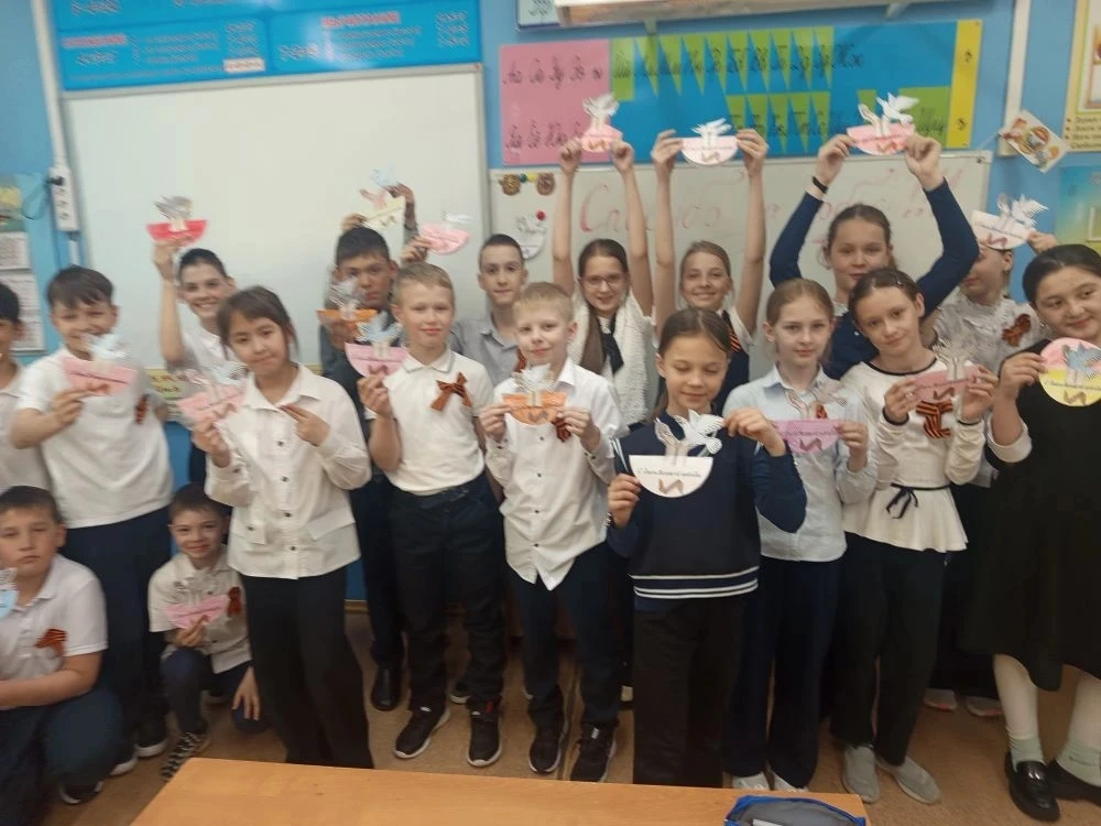 Ученики   начальной школы внесли свою лепту в оформление классных комнат ко Дню Победы. (Фотографии 