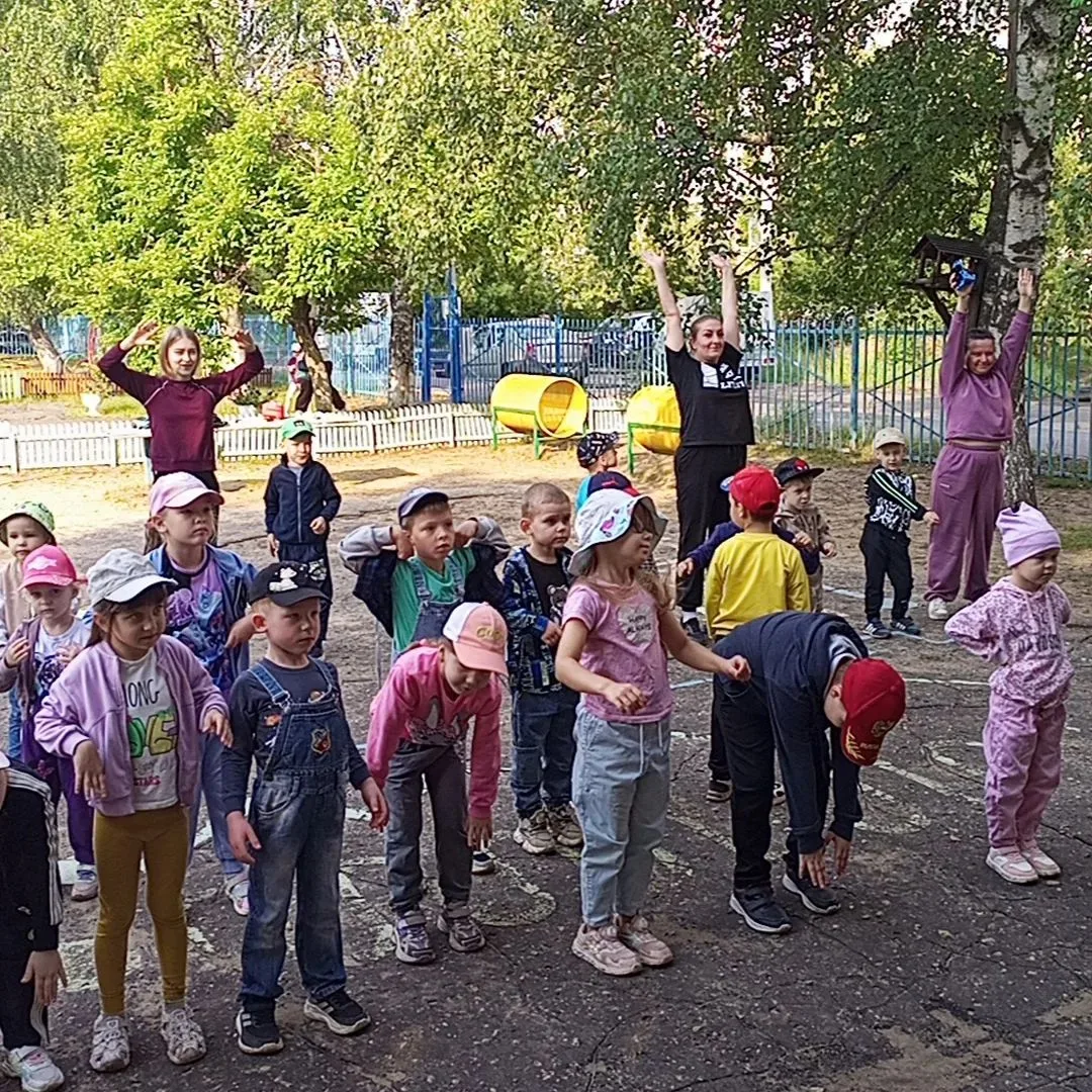 Снова с мамой на зарядку🤸‍♀️