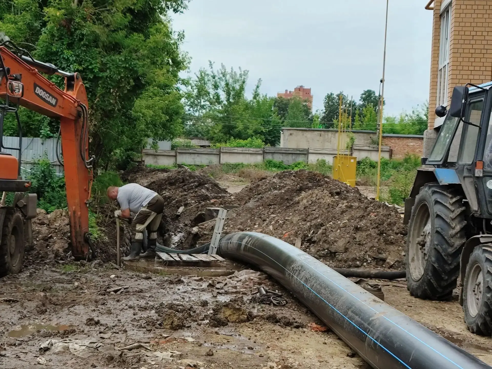 На улице Кукунина специалисты водоканала провели работу по замене трубопровода Ду-500мм, протяженнос