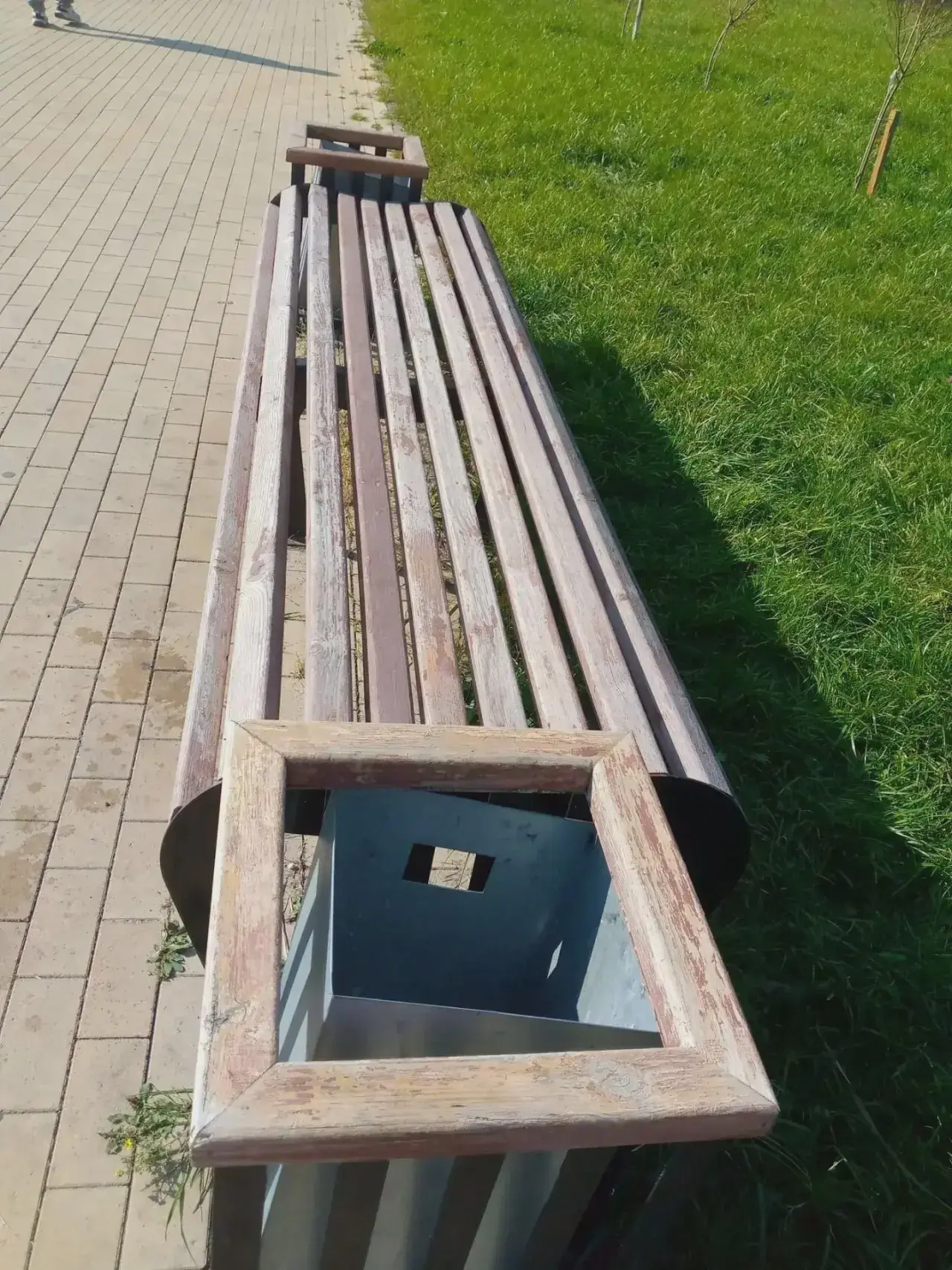 🛠 Сломанную скамейку починили в парке Победы