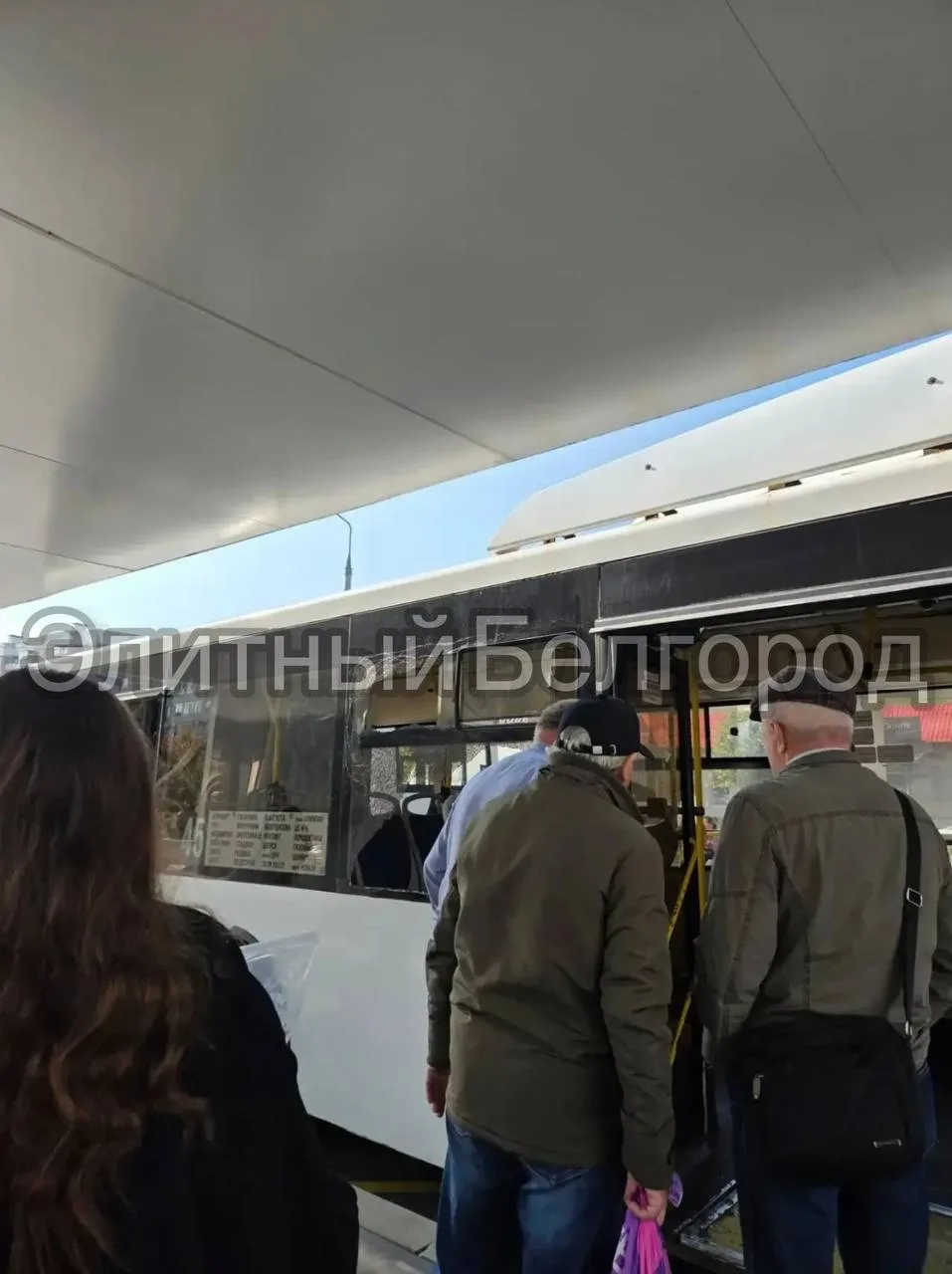 😱Сегодня днём в автобусе №45 лопнуло стекло и посыпалось на пассажиров