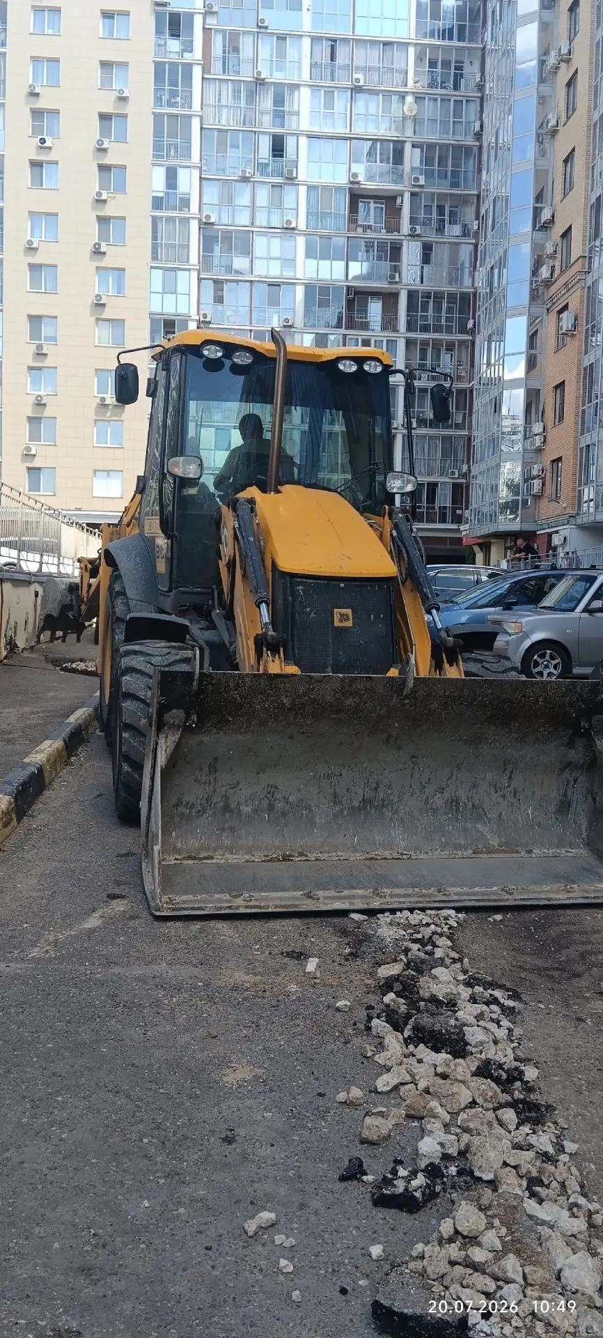 👷А вот на территории другого дома дорожные работы начались по плану