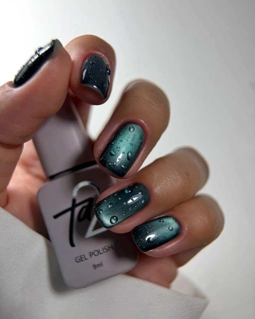 Кажется, мы стали забывать, что Transformative Teal — главный оттенок года по версии Co...
