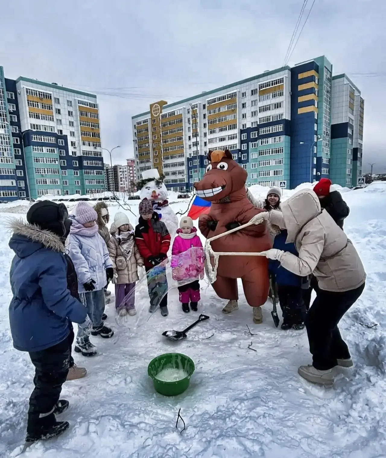 Топчик-снеговик☃️ у 4В, эпик-снежок и имба-мыльный пузырь у 2А✨. Голосование окончено. Спасибо всем 
