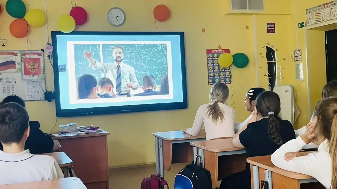 👩‍🏫 накануне Дня Учителя ученики 5 класса «М» познакомились с профессией учителя мате...