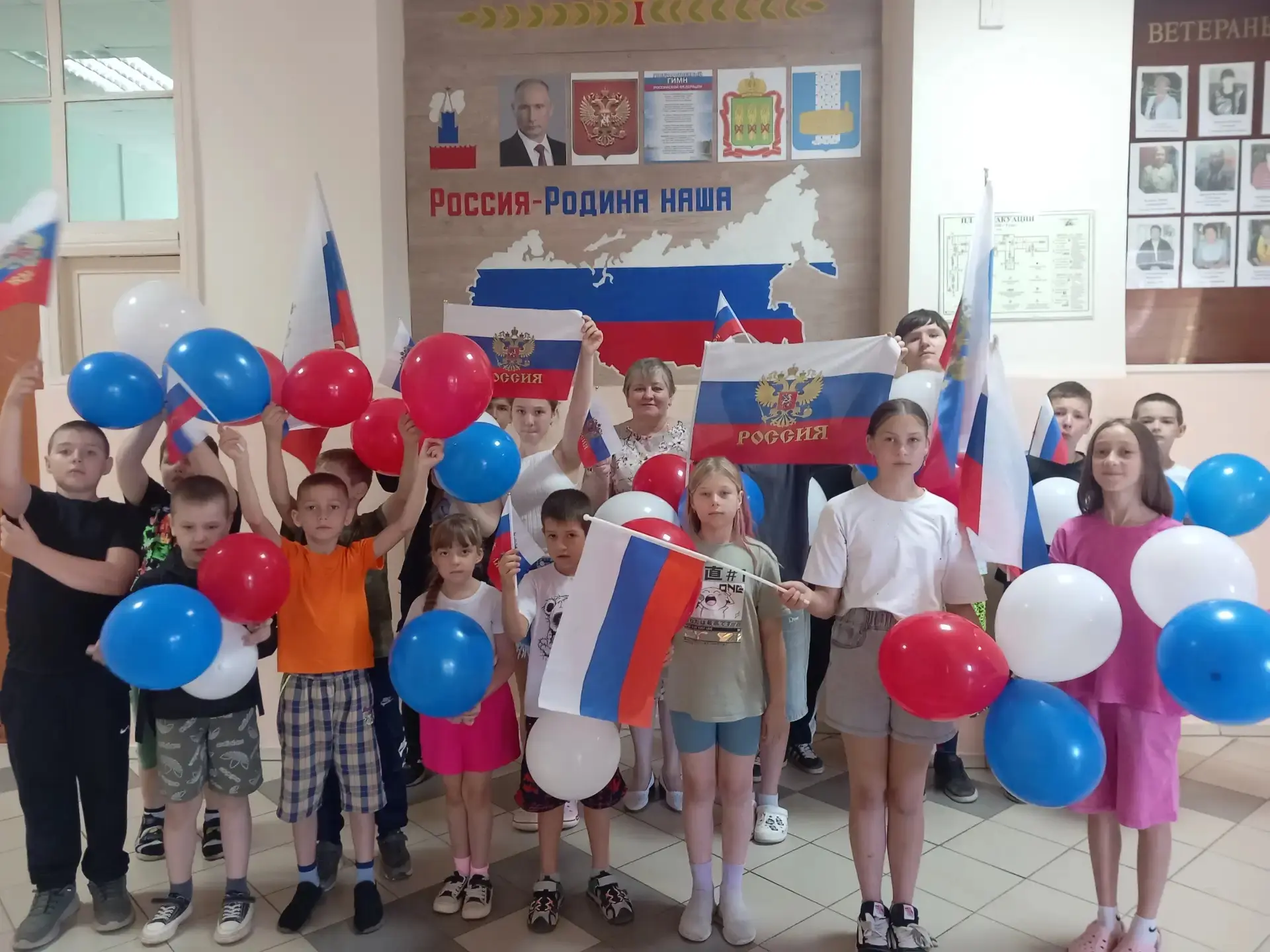 #ВсероссийскаяАкция
🇷🇺 Нет края на свете красивей,
Нет Родины в мире светлей!
Россия, Россия, Росс