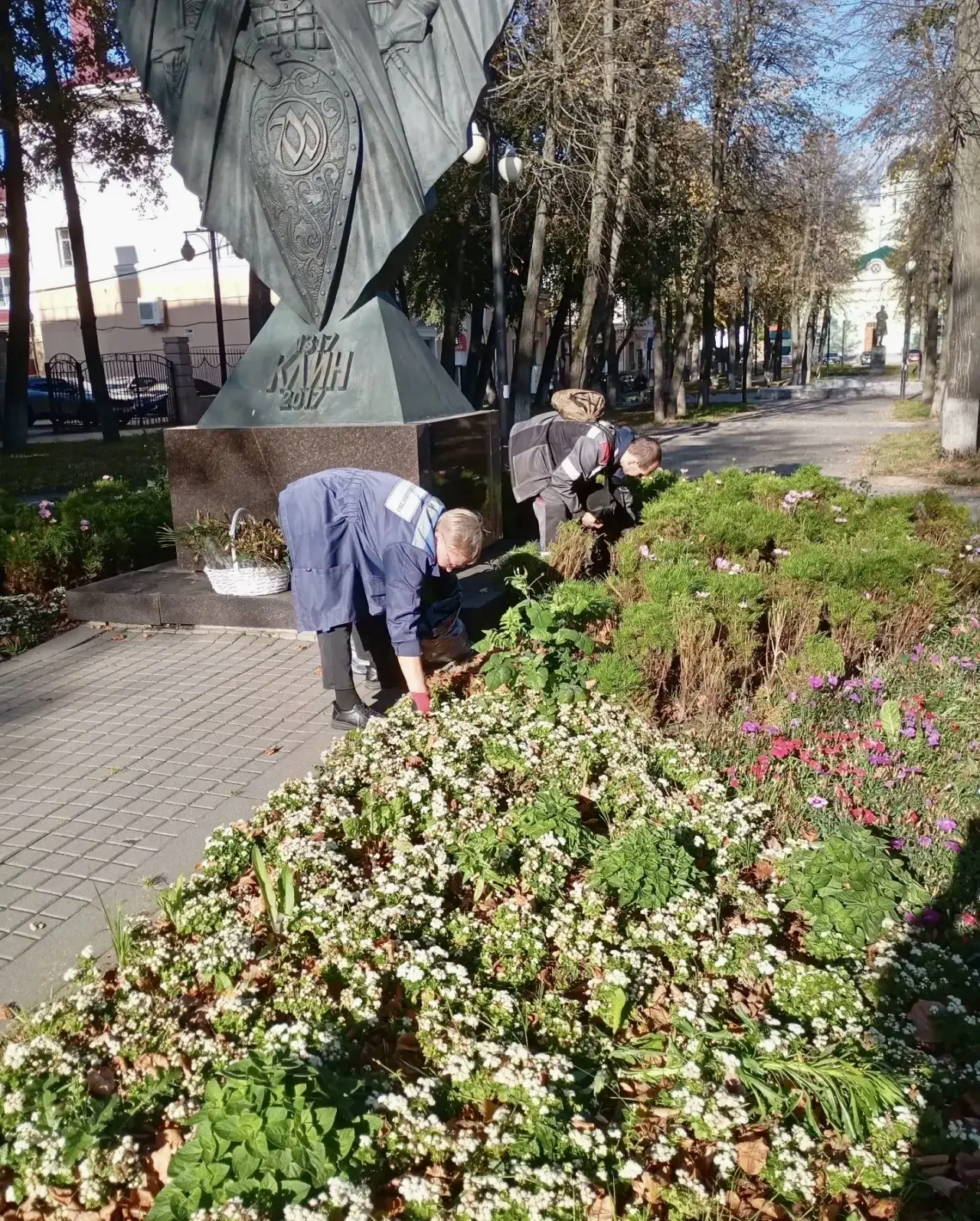 МАУ «КЛИНСКОЕ ГОРОДСКОЕ ХОЗЯЙСТВО» ПРОДОЛЖАЕТ РАБОТЫ ПО СОДЕРЖАНИЮ ЦВЕТОЧНЫХ КЛУМБ