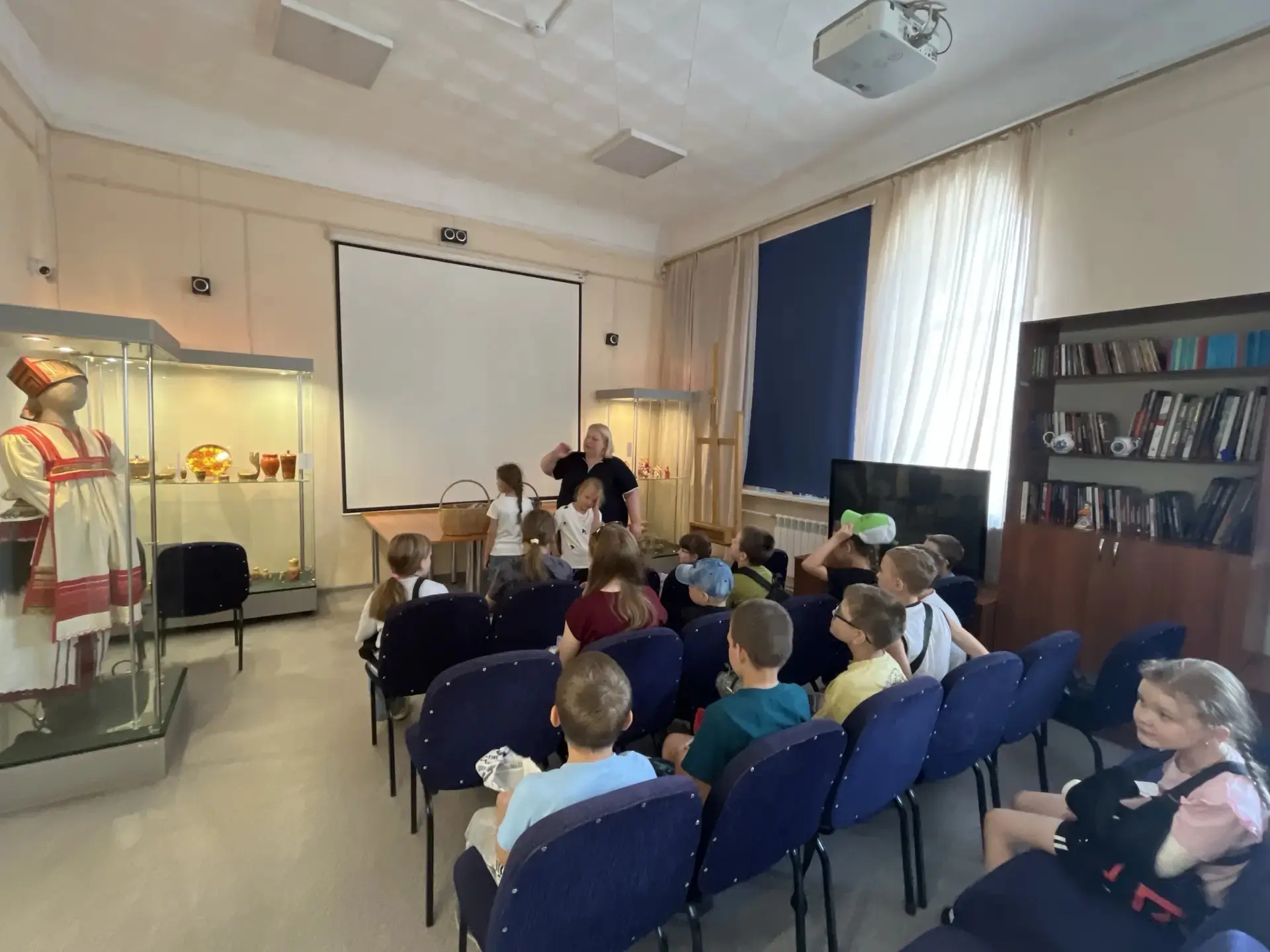 Путешествие в мир искусства: ребята из пришкольного лагеря школы №49 посетили художественный музей!
