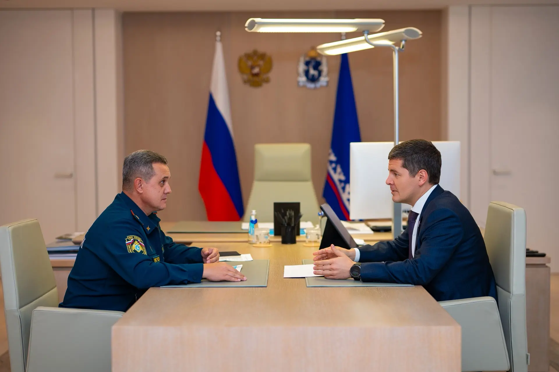 Состоялась рабочая встреча Дмитрия Артюхова и начальника ГУ МЧС России по ЯНАО Олега Ги...