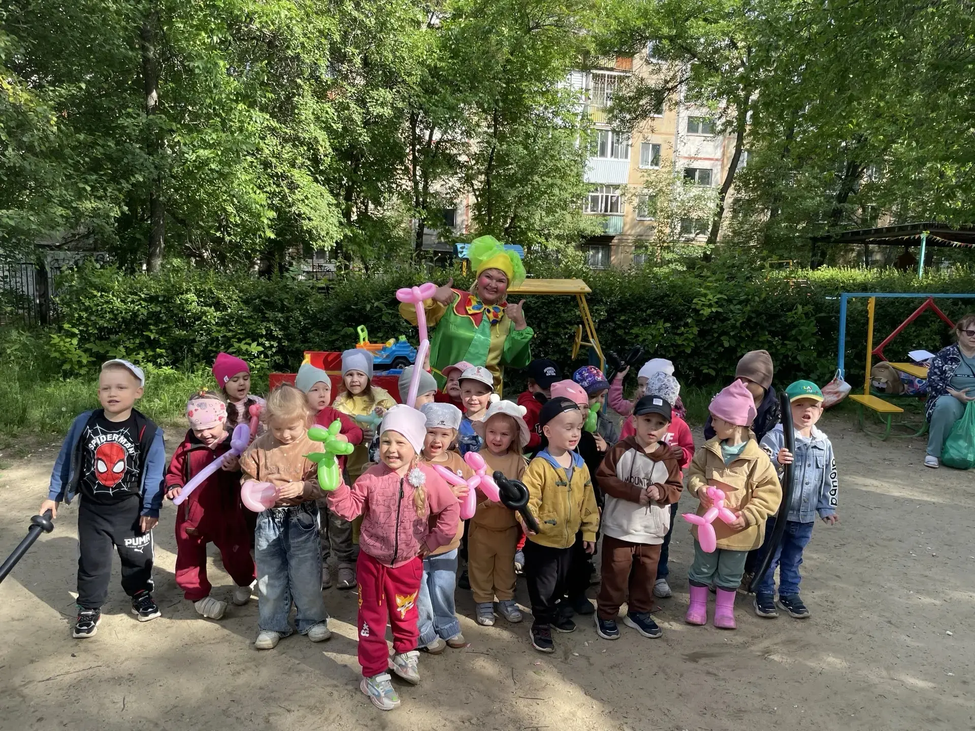 Праздник улыбок и шаров в младшей группе

В рамках празднования Дня защиты детей в нашей младшей гру