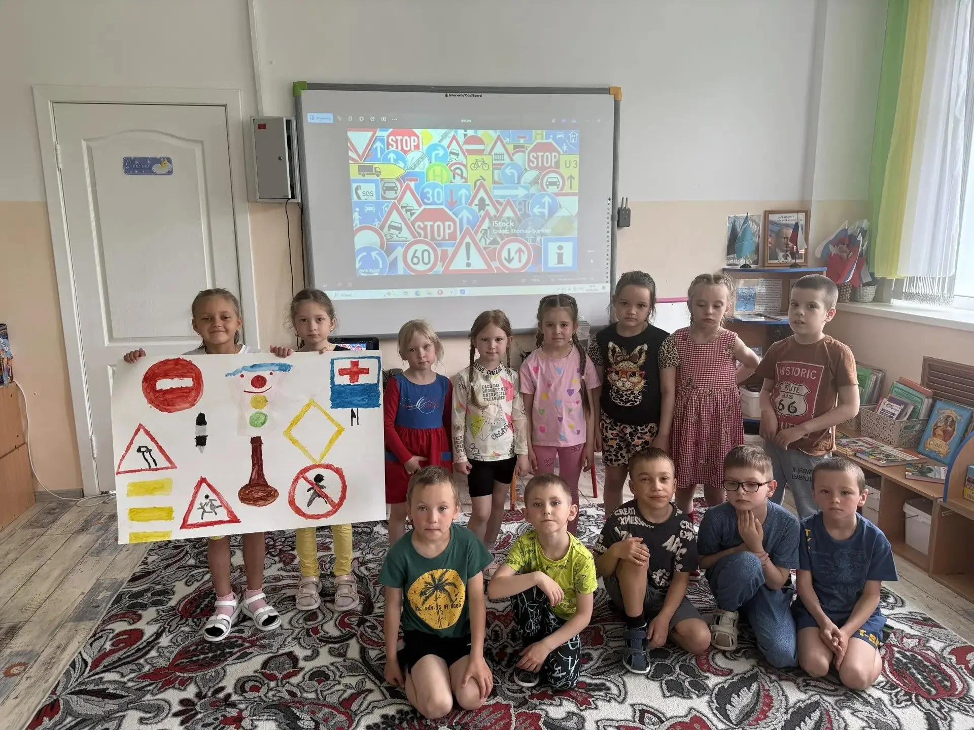 ⚠️👫Познавательное занятие, посвящённое дорожным знакам, прошло у ребят старшей группы ...