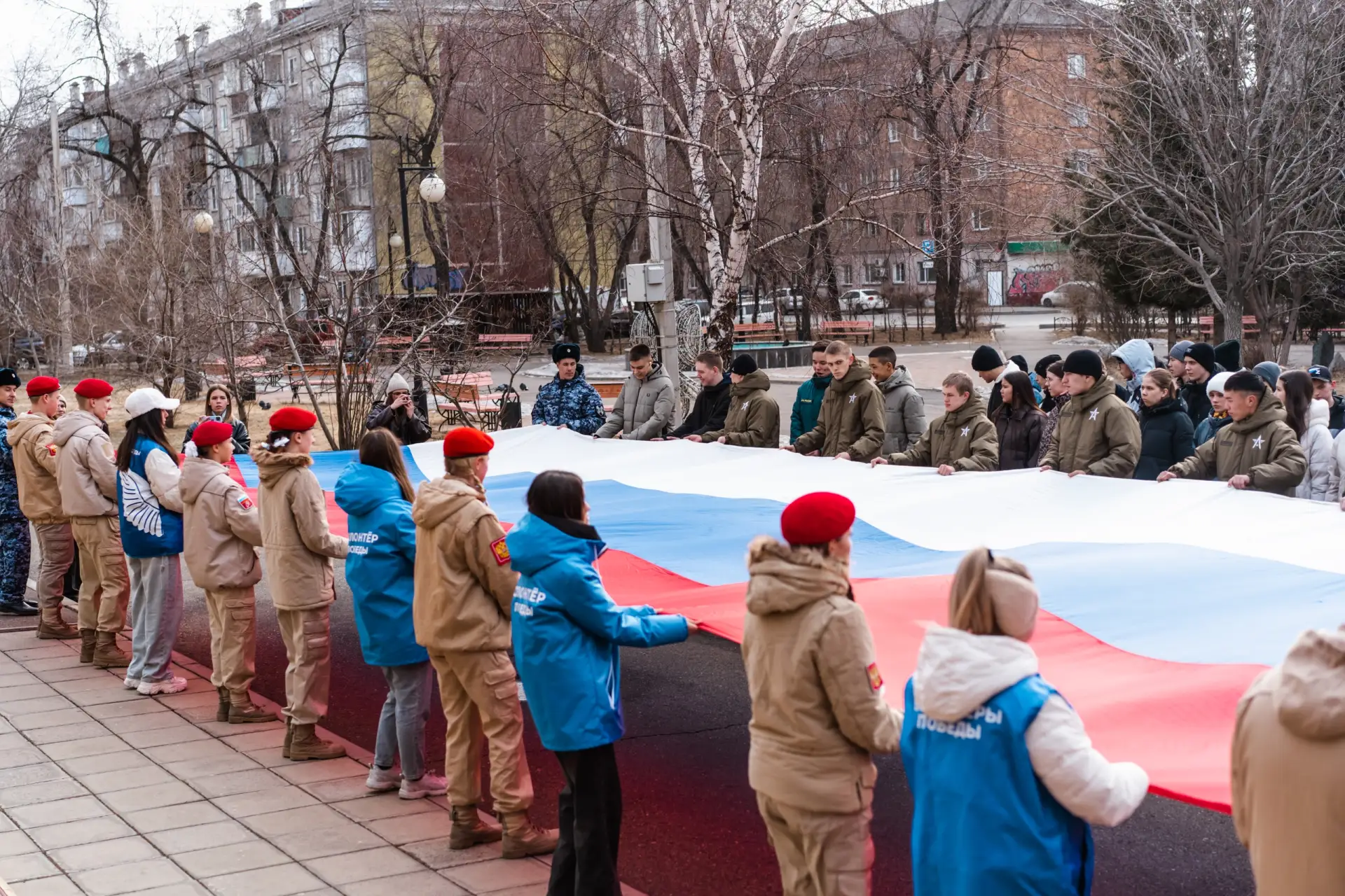 Под единым флагом 🇷🇺  В День воссоединения Крыма и Севастополя с Россией Волонтёры Победы Республики