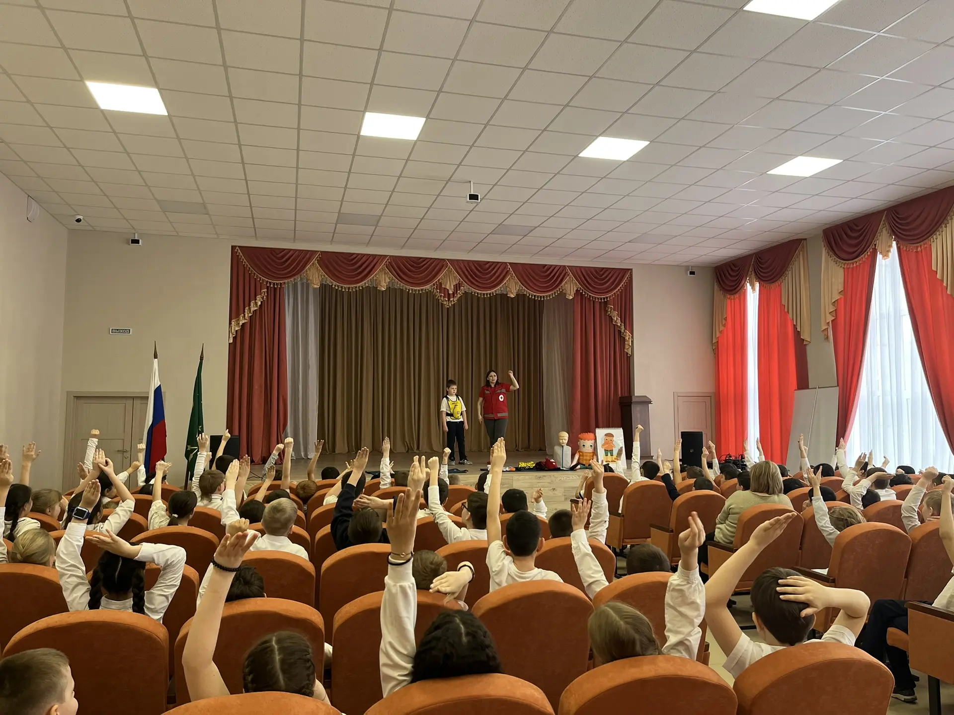 В школе прошли обучающие занятия от специалистов Красного Креста! ❤️  Ребята узнали: 🔹 как оказать п