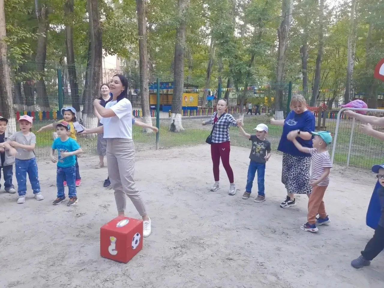 В солнечный день на площадке нашего детского сада прошла радостная встреча, приуроченная к Дню семьи