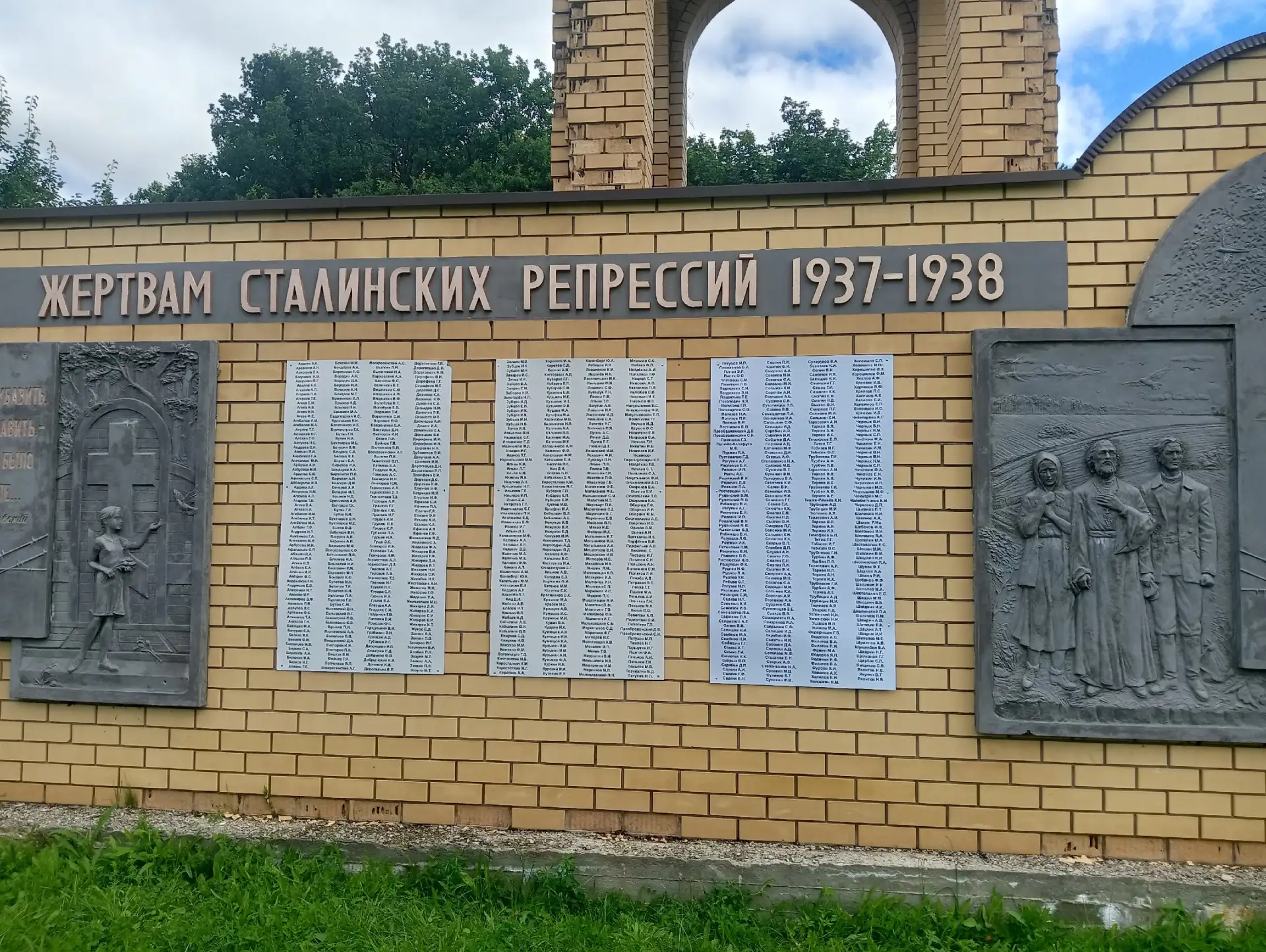 В часовне на крови Ливенского района установили новые доски с именами расстрелянных в г...