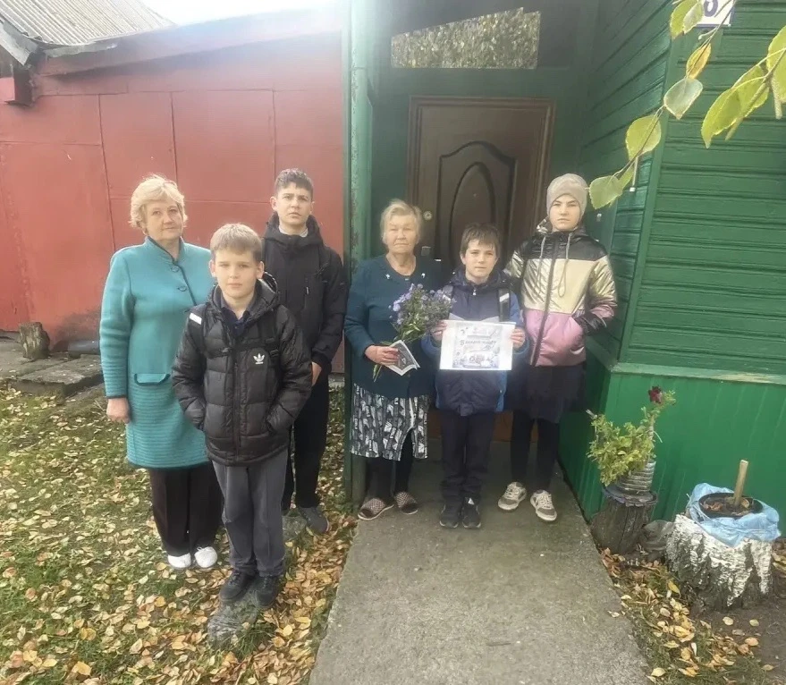 КУВАКИНСКИЕ ШКОЛЬНИКИ ПОЗДРАВИЛИ ВЕТЕРАНОВ ПЕДАГОГИЧЕСКОГО ТРУДА 🍂