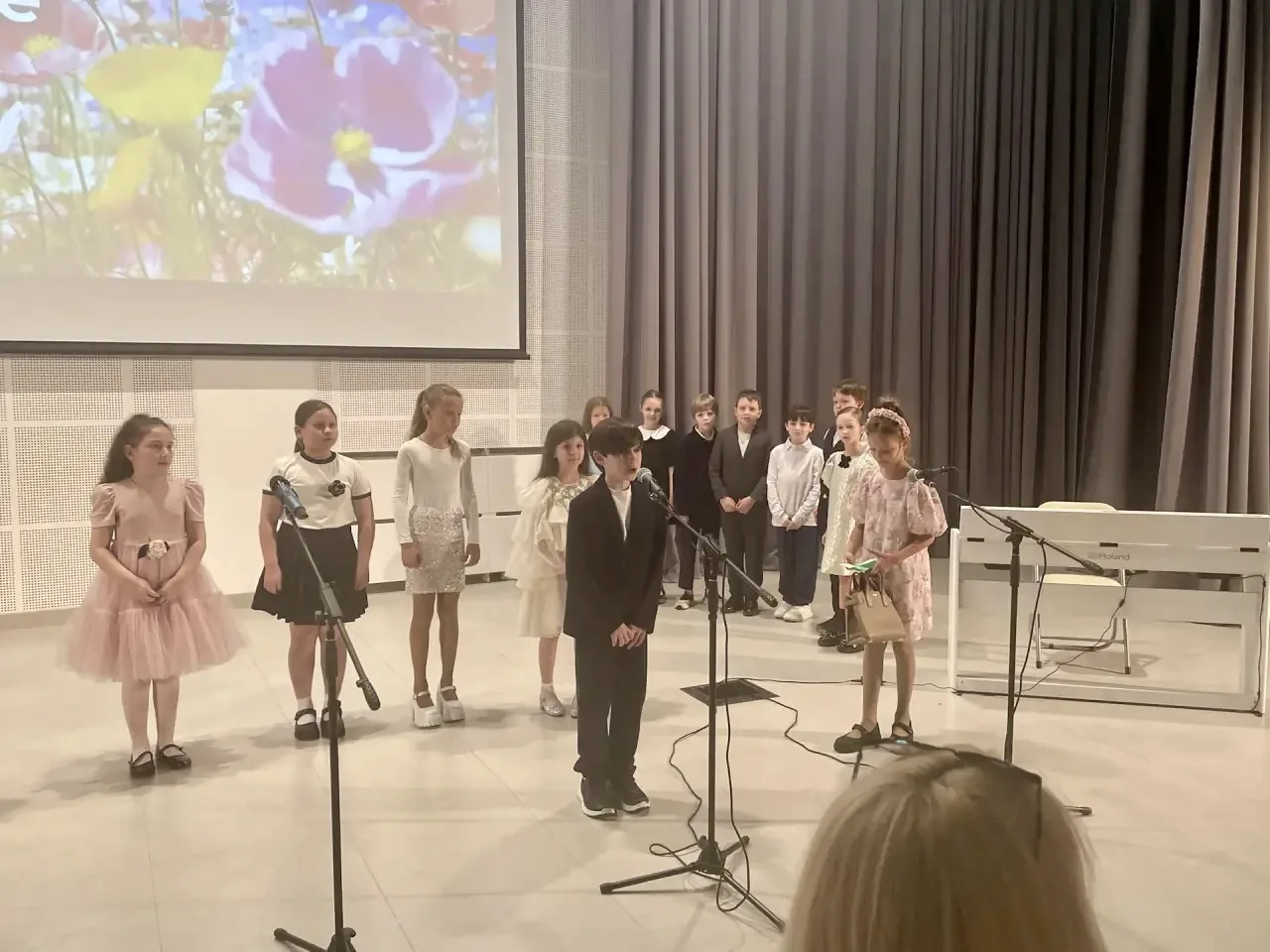 Весенний концерт в начальной школе 🌸  🌼 В начальной школе в здании на Острове прошёл яркий весенний 