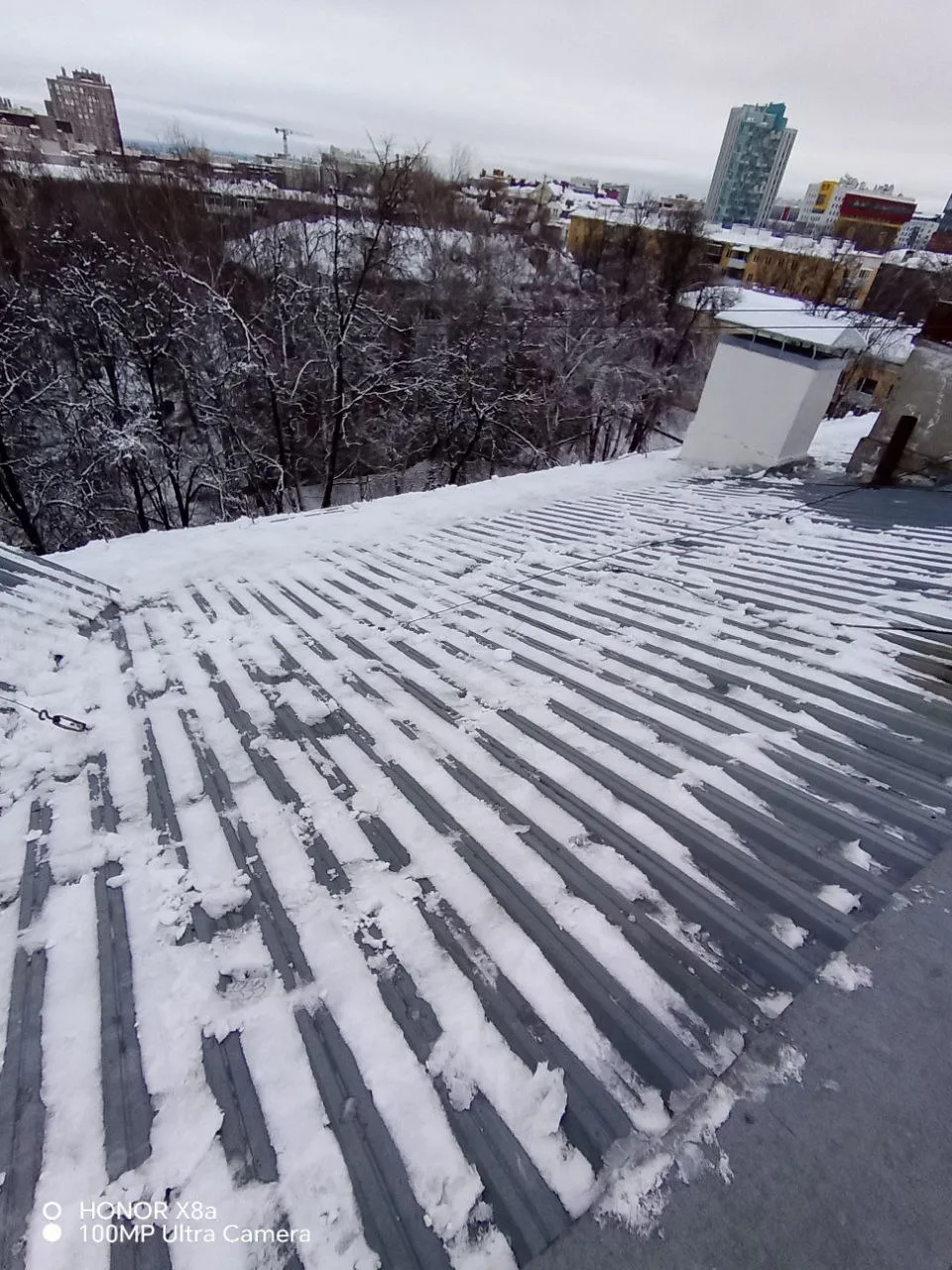 Ежедневно на крышах ведутся работы по очистке снега, наледи и сосулек. ❄