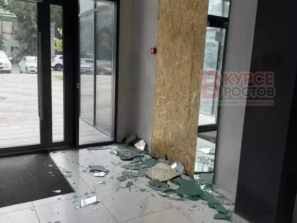 😱В Батайске полуторагодовалый ребенок получил порезы из-за упавшего зеркала в подъезде