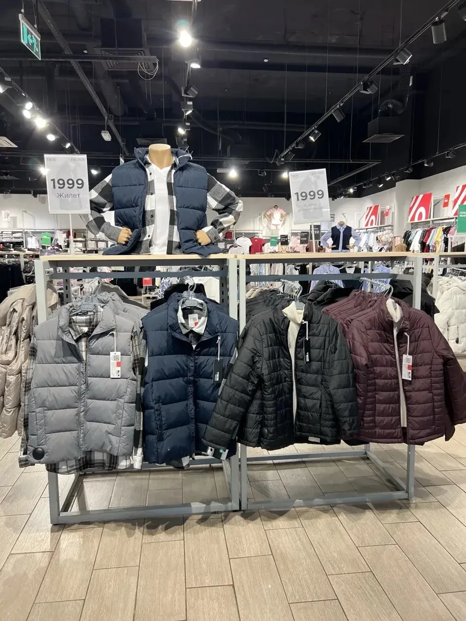ТВОЕ жилетки мужские и женские по 1999₽; куртки женские- 1999₽.