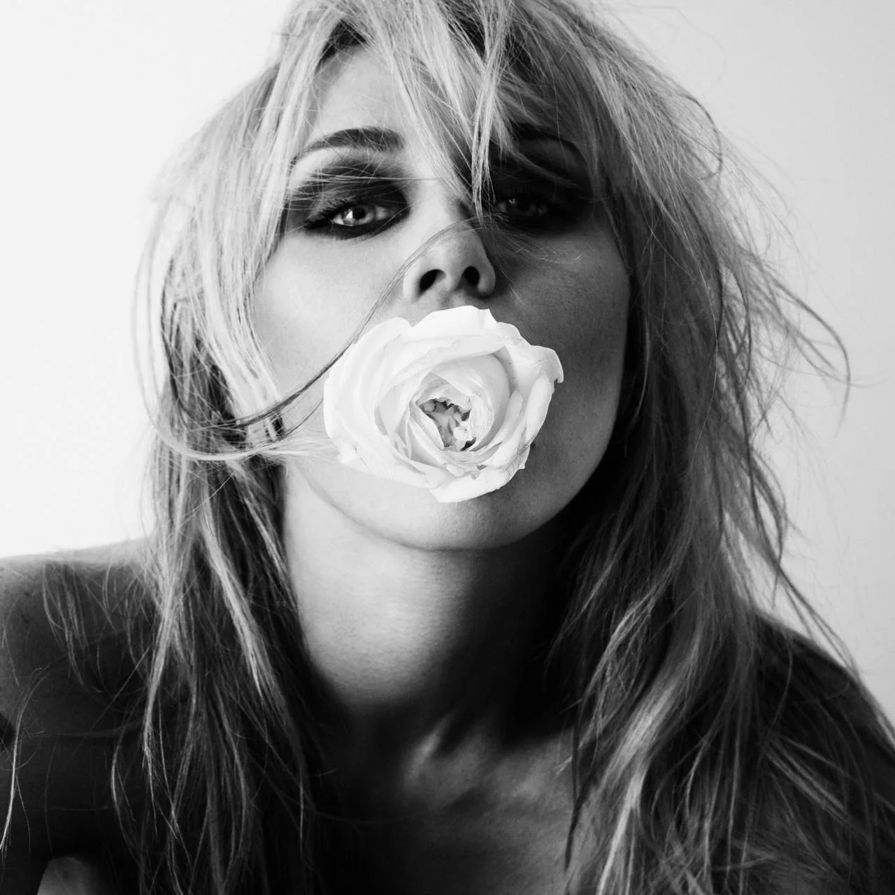 🎶 Miley Cyrus представила сингл Bass Persuades