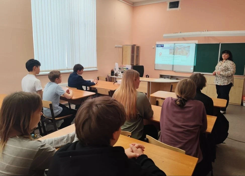 После линеек во всех классах прошли занятия из цикла «Разговоры о важном» на тему: «Что значит работ