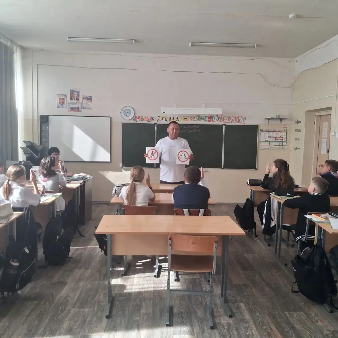 Безопасность на дорогах начинается с детства: в начальной школе прошло занятие по ПДД.