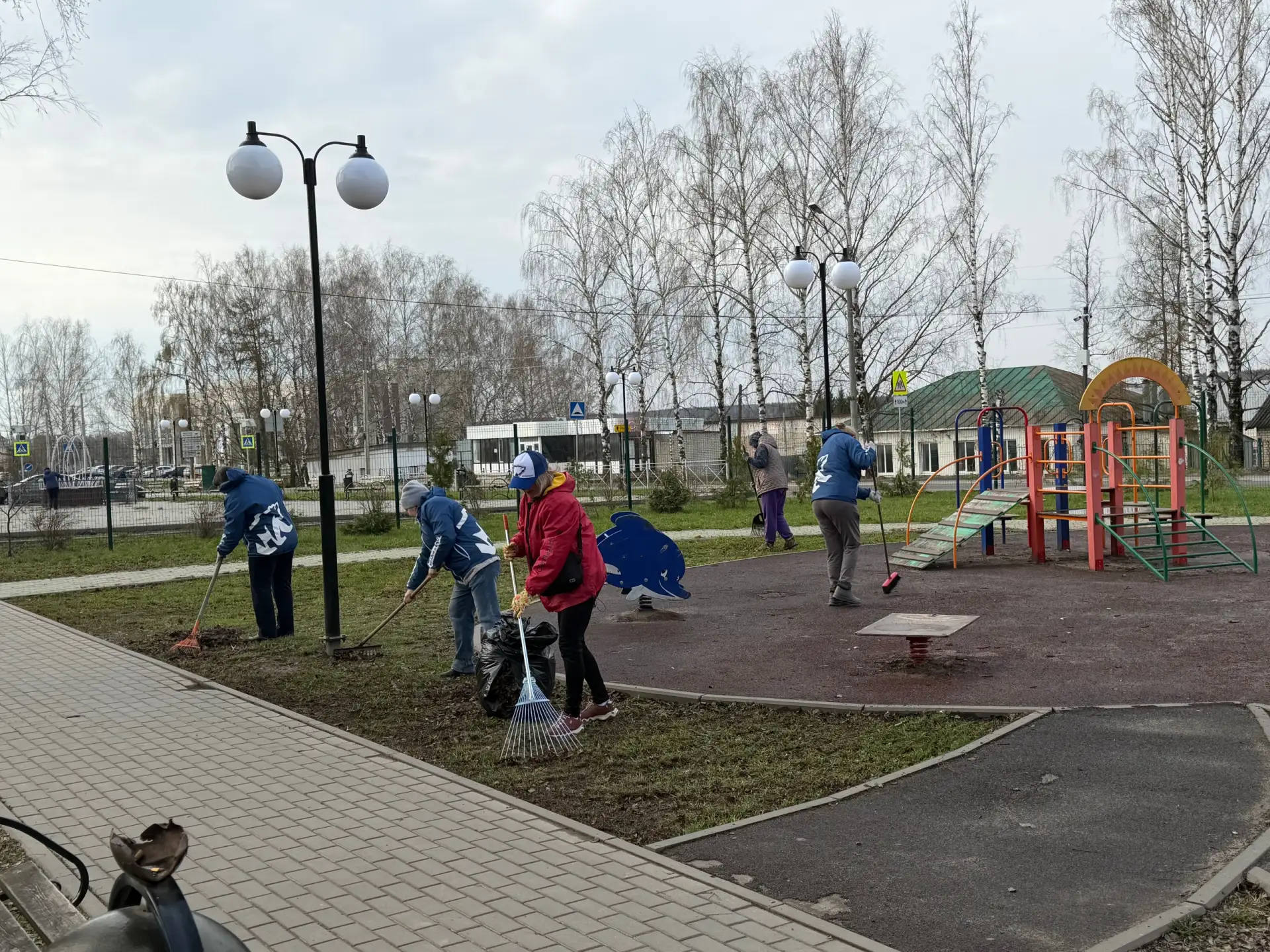 В Нижегородской области активисты «Единой России» вместе с депутатами проводят субботники на обществ