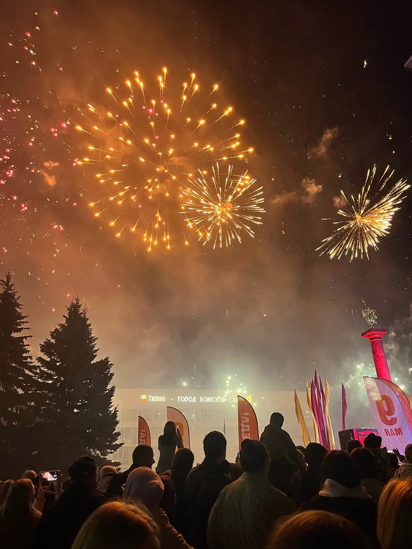 Шикарное завершение этого дня 🎆 С Днём Победы, тихвинцы!
