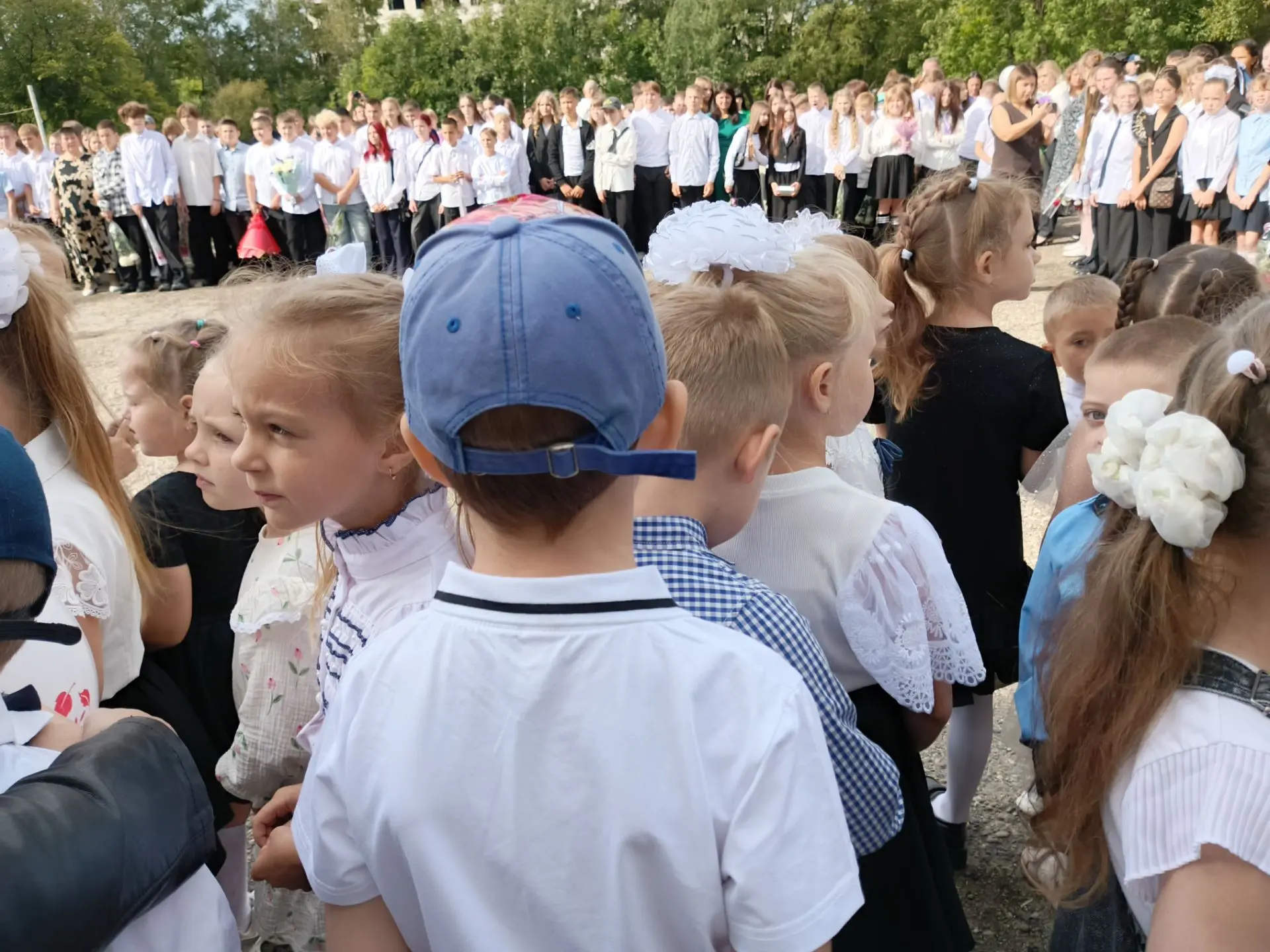 Сегодня воспитанники подготовительной группы посетили торжественную линейку в школе, по...