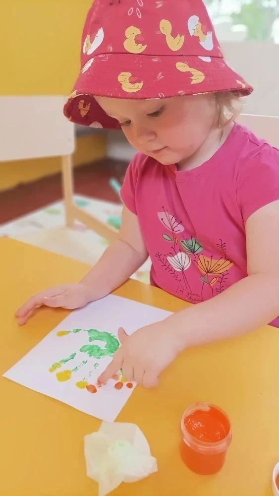 «Развиваемся рисуя!»: цветочные ладошки у наших малышей 🌸🎨👶Лето — идеальное время для весёлого тв