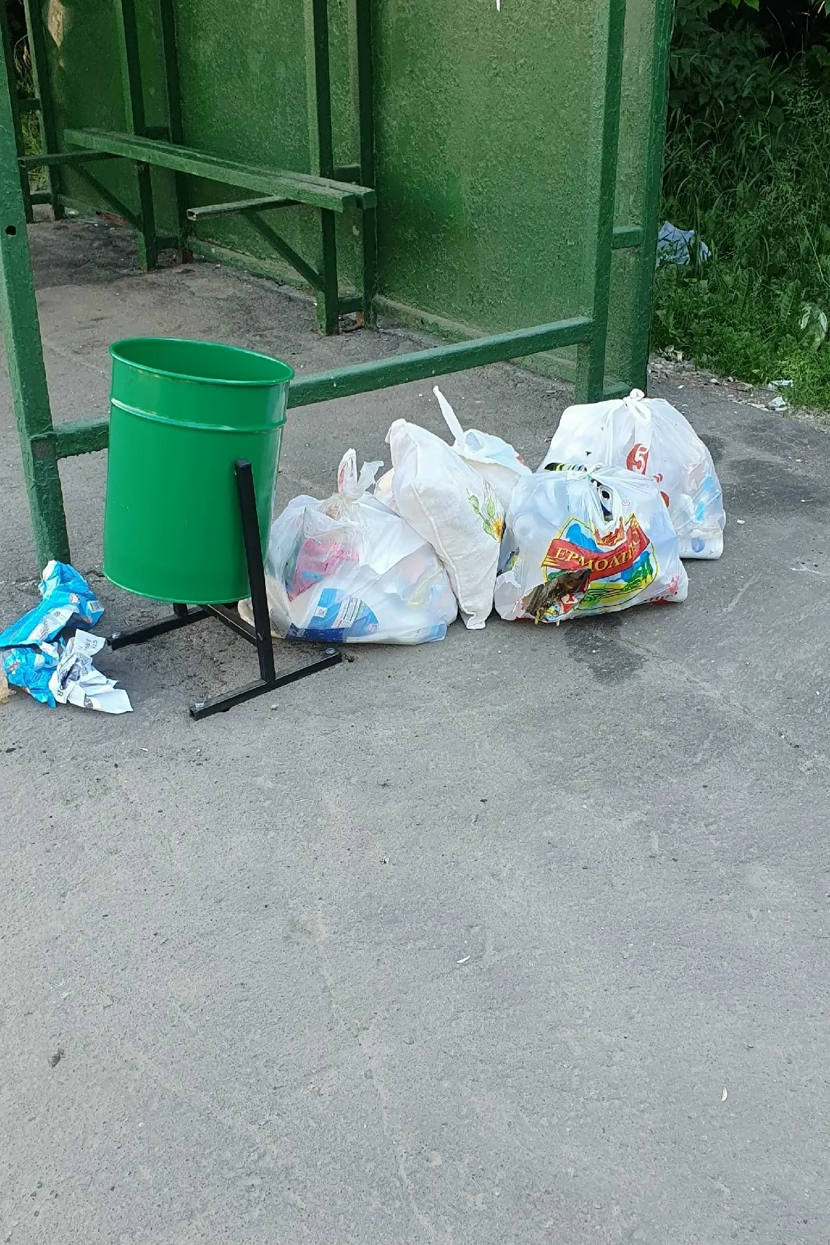 Вот так за неимением контейнера для мусора жители микрорайона Подчёрково избавляется от мусора,ведь 