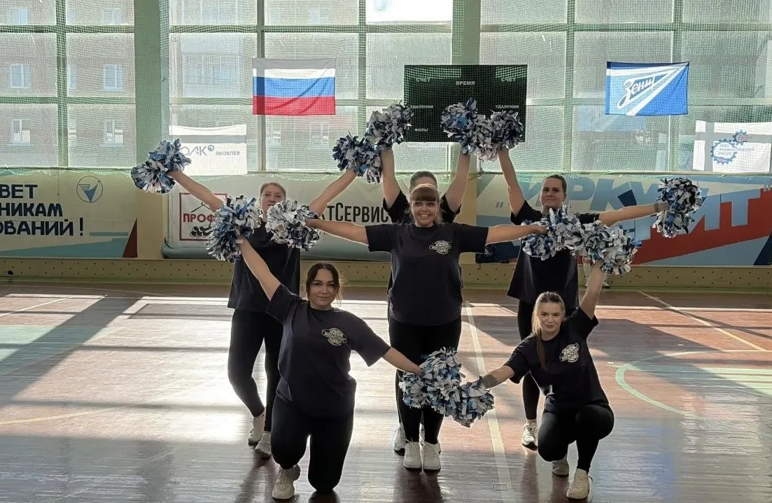 В этом году футбольные команды поддерживают группы Чир-Данс.