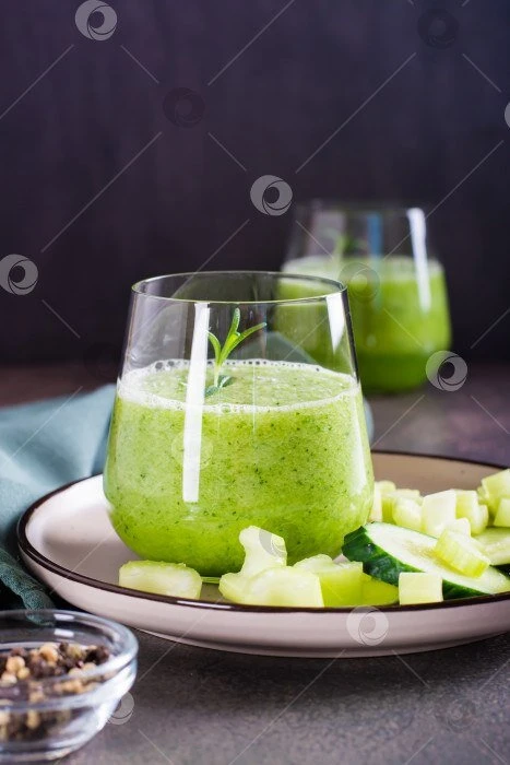 Зеленый смузи с огурцом, мятой и сельдереем 🥒🌿
