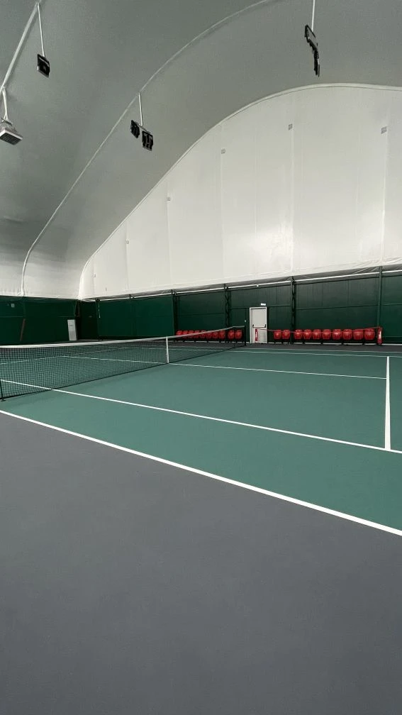 Теннисный корт школы Smart Tennis.