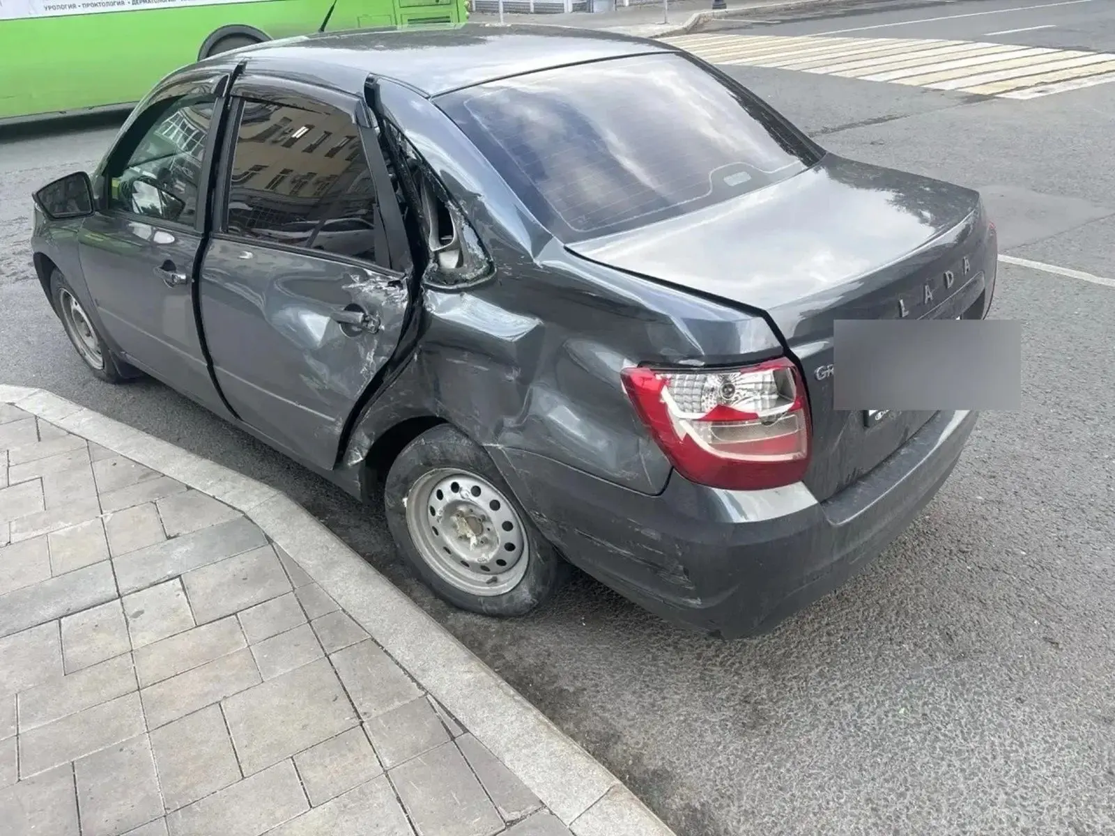 В Оренбурге «Гранта» протаранила автобус. Пострадала пассажирка