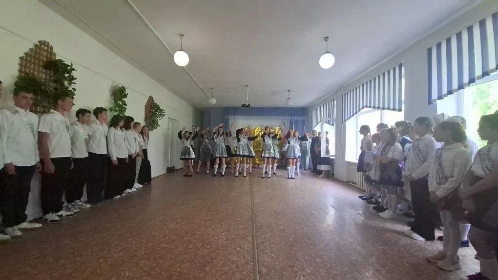 Сегодня в нашей школе прозвучал особенный звонок — трогательный и волнующий — для выпус...