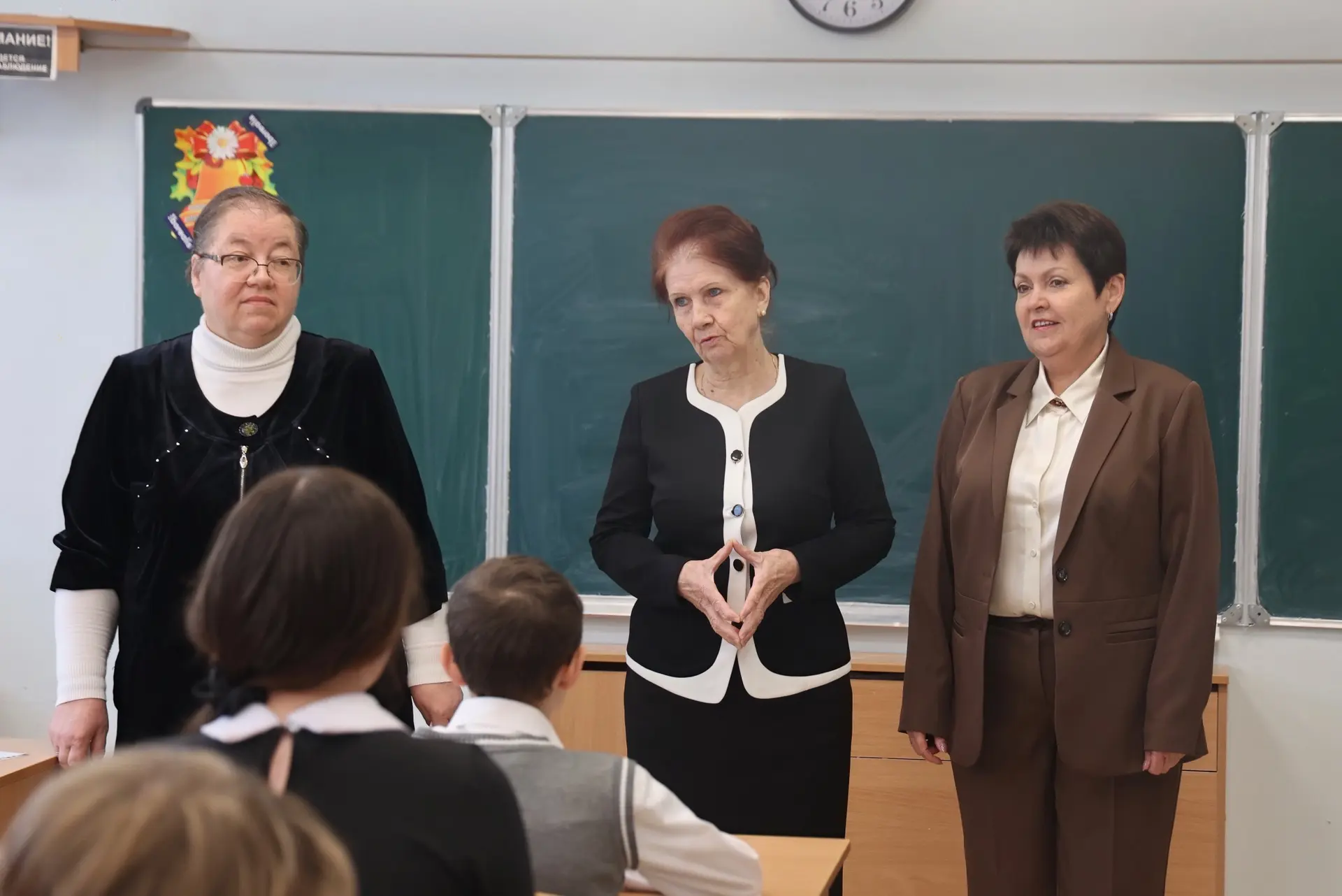 Сегодня во всех школах Волоколамского округа прошли первые в новом учебном году церемон...