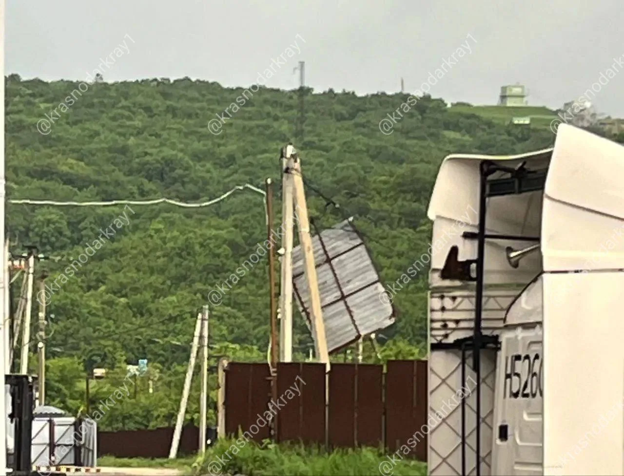⛈️Последствия града на Убыхе  Разбиты стёкла в машине и на проводах висит ... забор  От подписчика  
