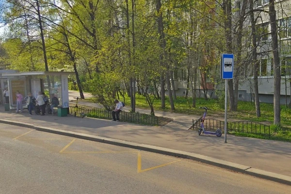 Неизвестный на электросамокате сбил женщину на тротуаре и скрылся с места ДТП