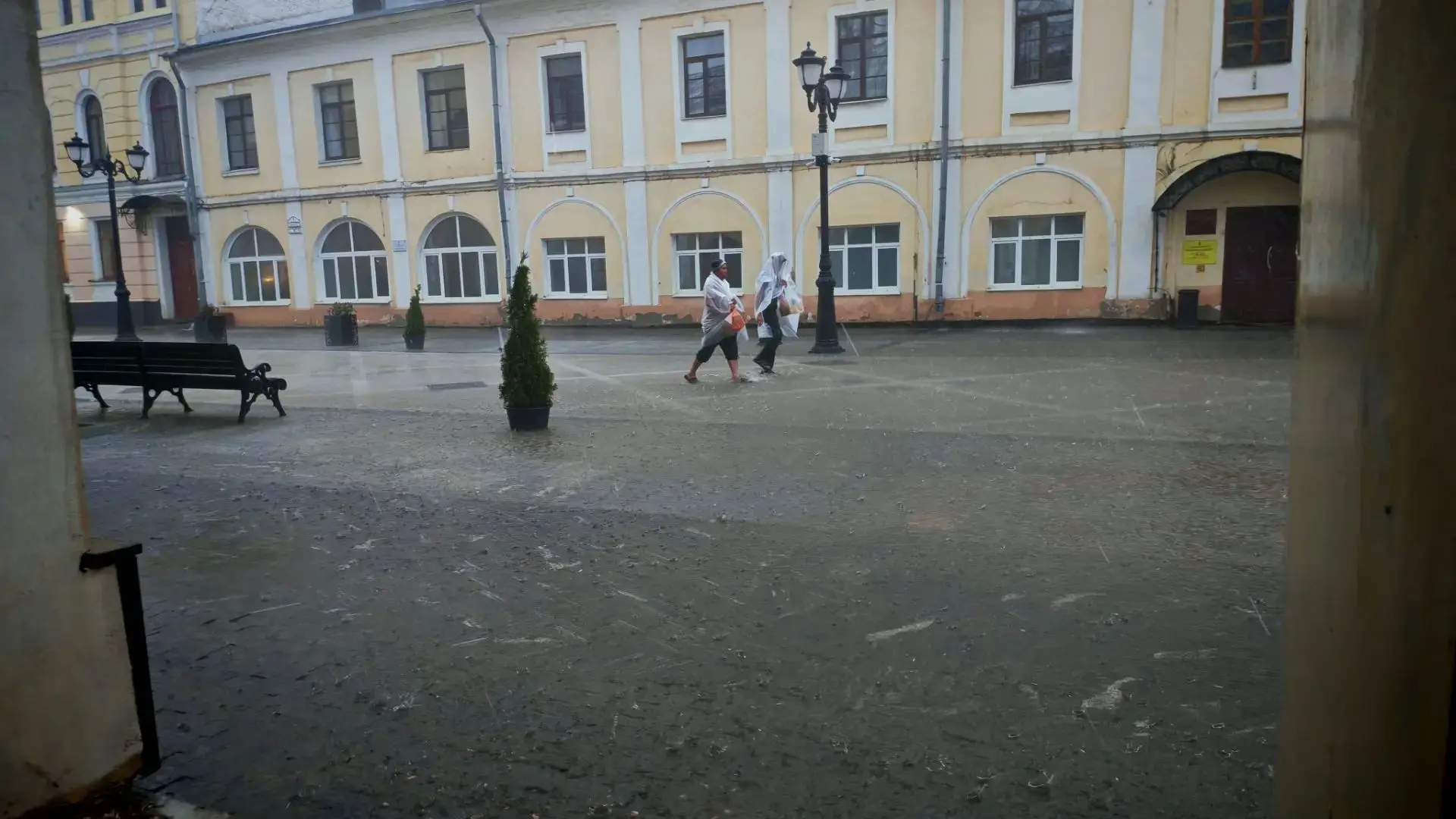На Нахимсона ливневки тоже не справляются, воды по щиколотку🤷🏼‍♀️
Лучше идти в шлепанцах😁