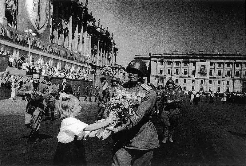 🎖️ С Великим Днём Победы!

Никто не забыт, ничто не забыто.

📷 На фото Ленинград 9 мая 1945 года.