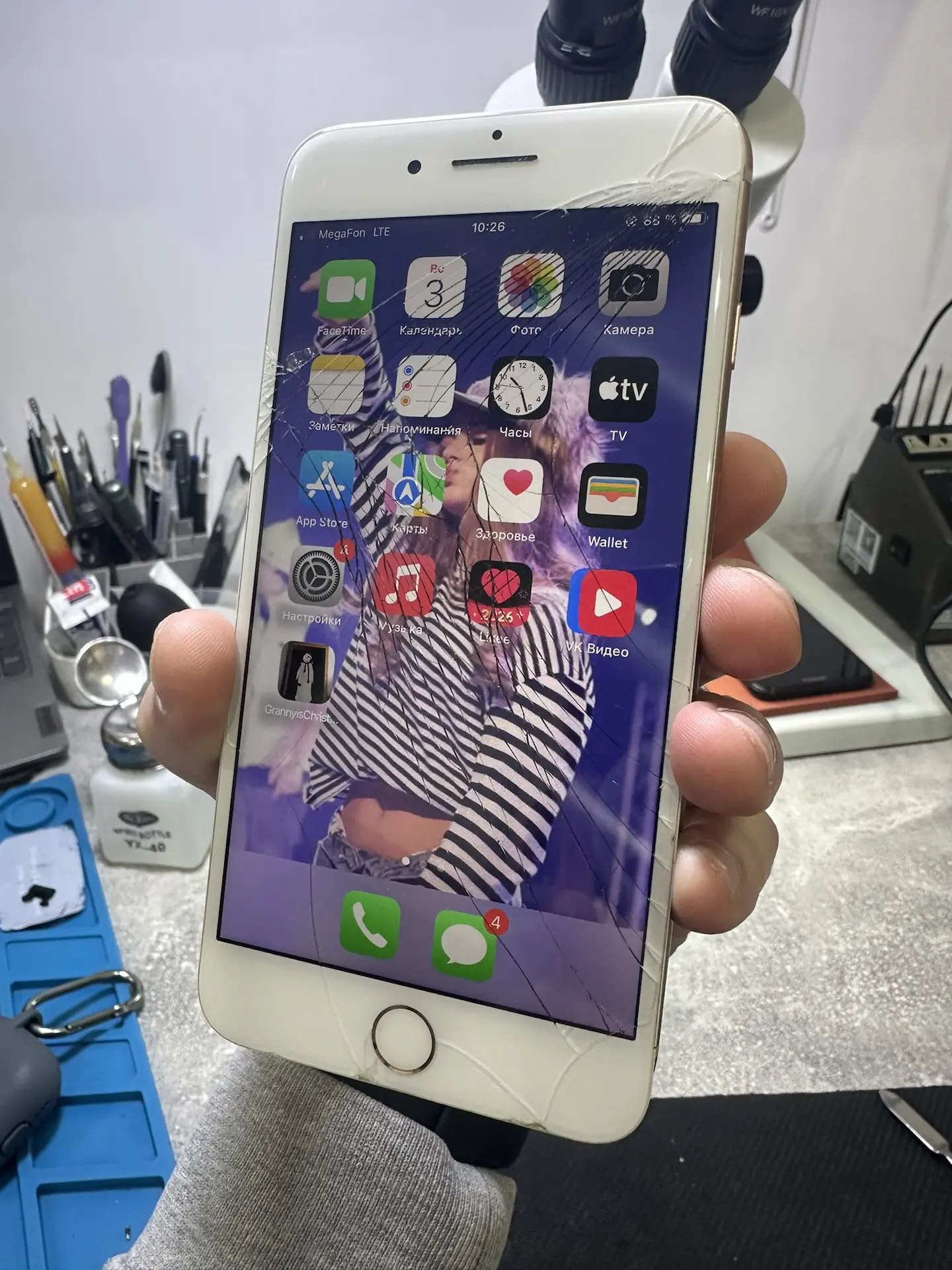 Замена стекла с сохранением оригинальной матрицы экрана на iPhone 8 Plus