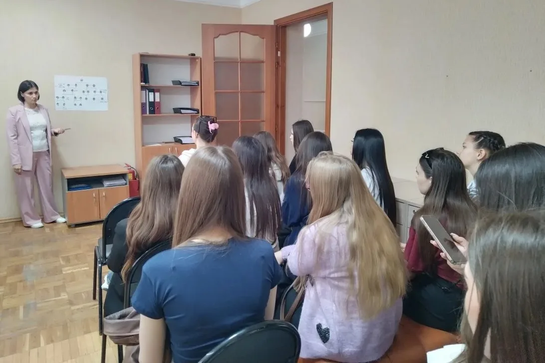 Экскурсия для студентов АГТУ состоялась в специализированном отделе службы ЗАГС