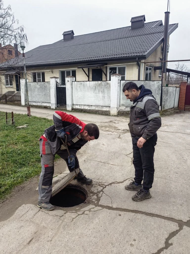 Прочистка канализационной трубы и колодцев в ст. Смоленской по ул. Мира  10 и Орджоникидзе 2