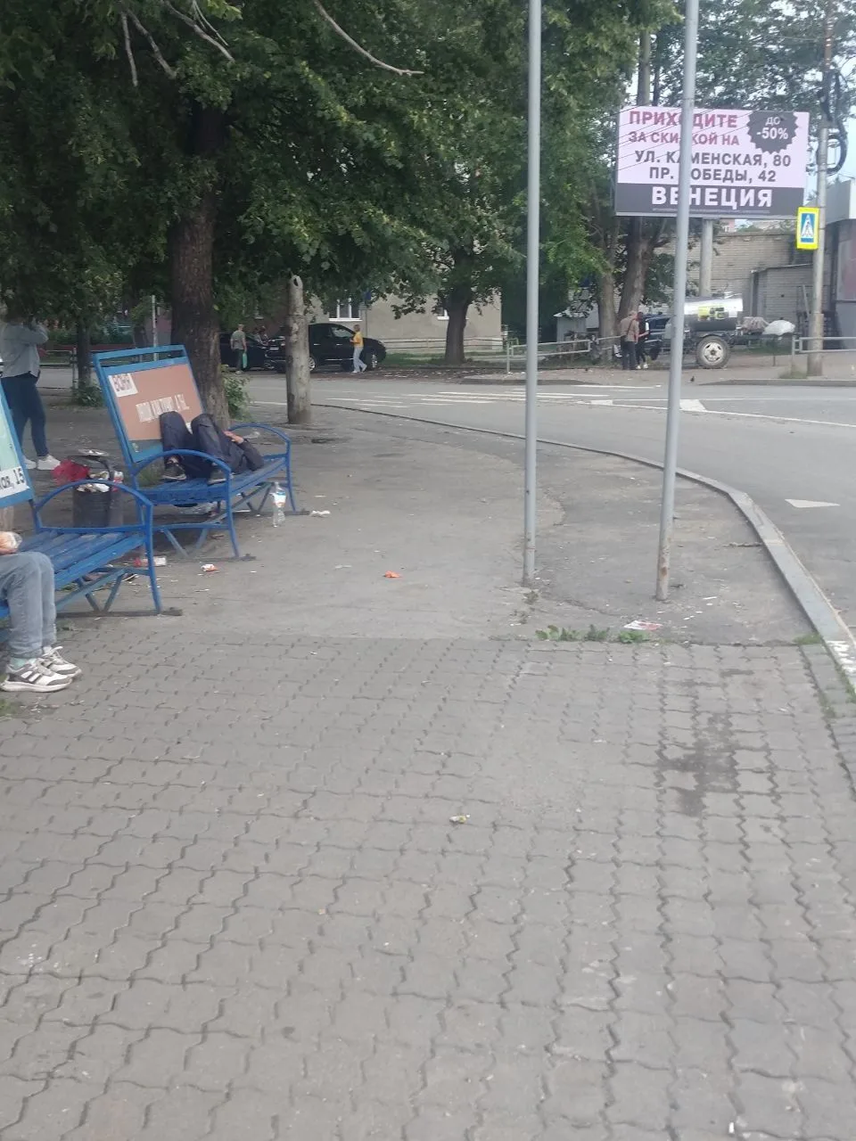 📩 От подписчика:

На площади Горького средь бела дня, в общественном месте, находятся двое пьяных ч