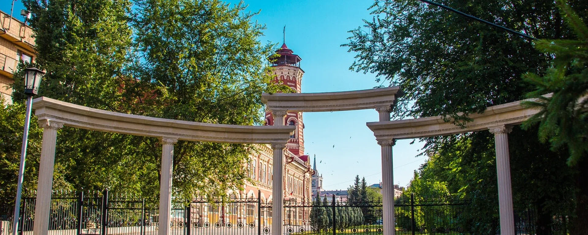 Напоминаем, что сегодня  в Комсомольском саду проходит  празднование Дня России!🇷🇺