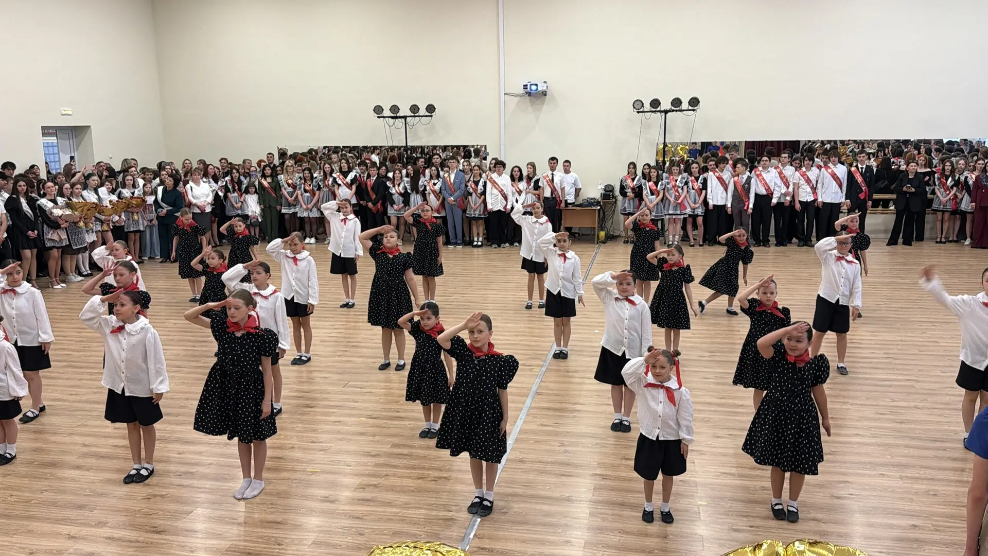 🎓 С праздником, выпускники!  Сегодня, 26 мая 2026 года, наш школьный двор снова наполнился звуками п